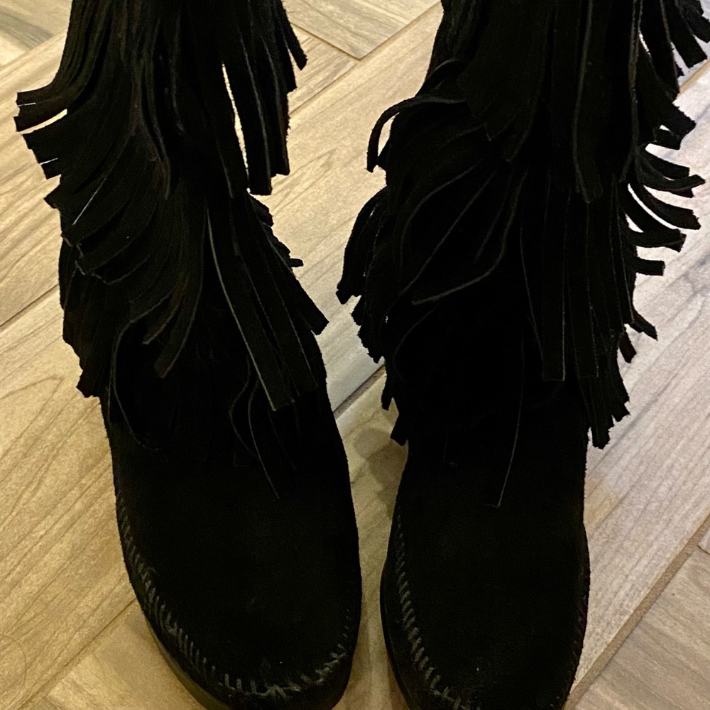 Minnetonka suede fringe boots